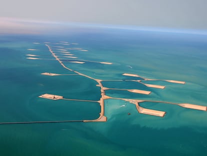 Despliegue de islas artificiales en un campo petrolífero marino de Aramco, la empresa que lidera la lista de los 100.
