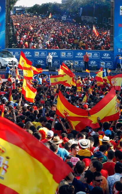 Los aficionados siguen los momentos anteriores a la final entre Holanda y España en el paseo de Recoletos.