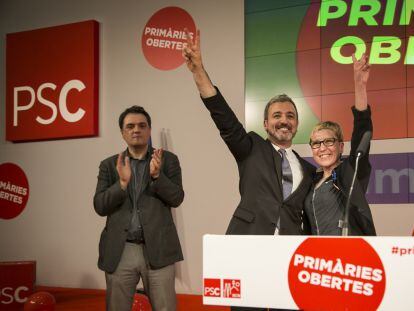 Jaume Collboni y Carmen Andrés celebran sus resultados tras clasificarse en primer lugar en la primera vuelta. A la izquierda, Carles Martí, líder de la Federación del PSC en Barcelona.