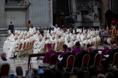 Un momento de la misa celebrada este domingo en la basilica de San Pedro en homenaje al papa Francisco.