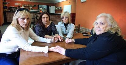 De izquierda a derecha, Rosi Tirado, hermana de Antonio Tirado; Mónica, sobrina del fallecido; Juana, otra hermana, y Carmen Valderrama, madre de los tres hermanos. / PERE DURAN
