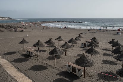 Playa de Las Américas (Tenerife), con los negocios cerrados por el coronavirus. Foto: Rafa Avero