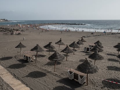 Playa de Las Américas (Tenerife), con los negocios cerrados por el coronavirus. Foto: Rafa Avero