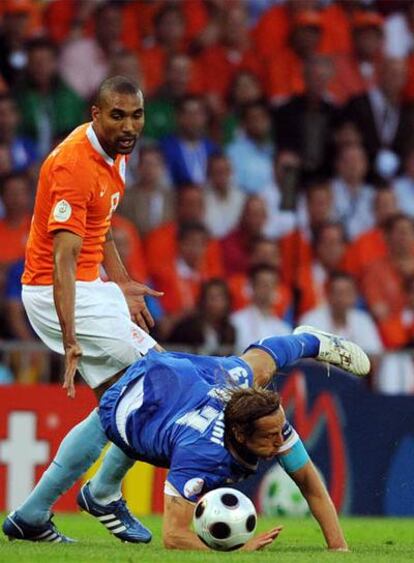 Engelaar disputa el balón con Camoranesi durante el partido Holanda-Italia.