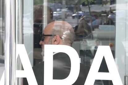 Fotograma de EFETV que muestra a Javier Gómez Fidalgo, el asesor fiscal de Alberto González Amador, a su entrada a los juzgados de la plaza de Castilla, en Madrid.
