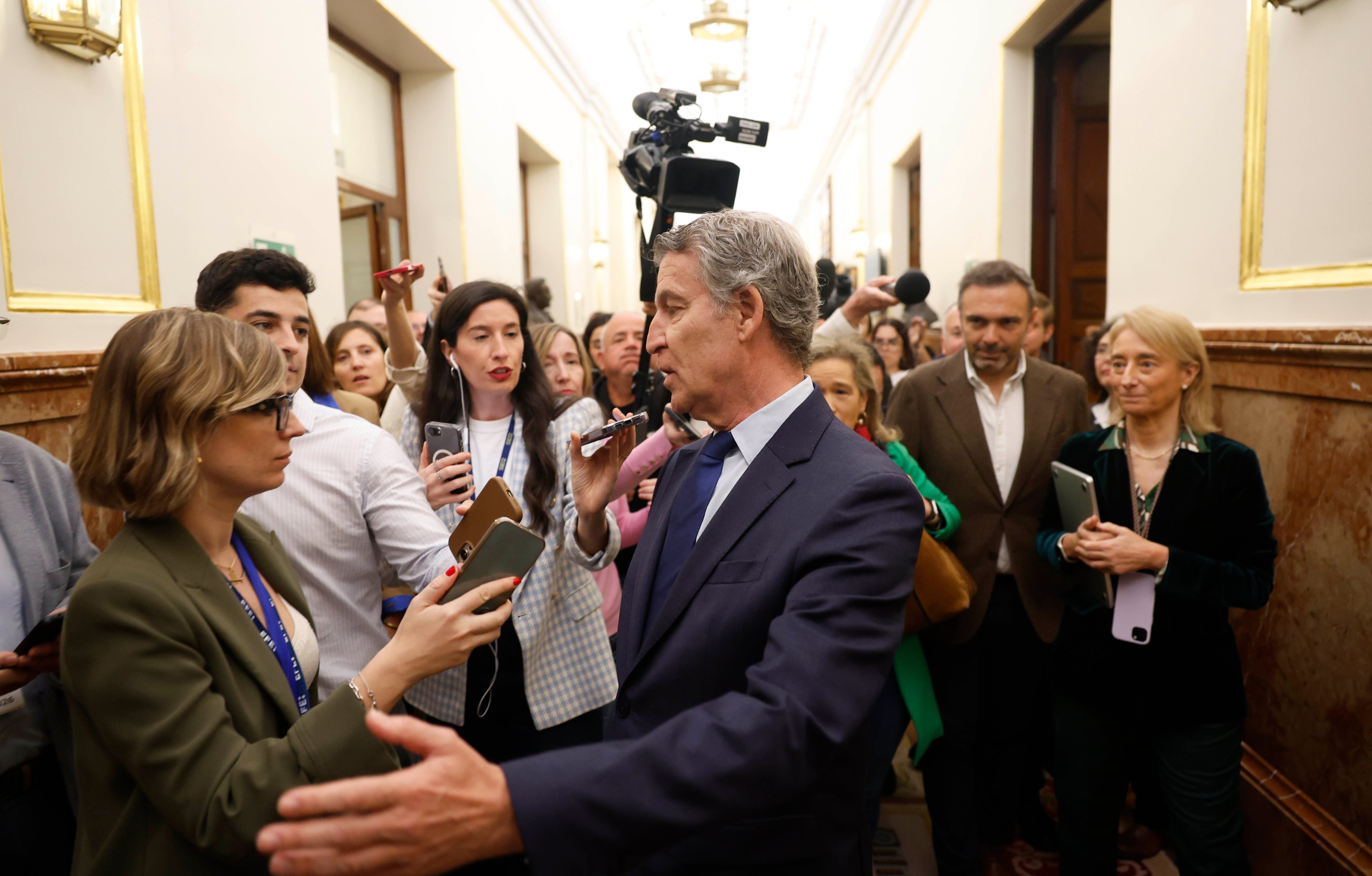 El líder del PP, Alberto Núñez Feijóo, a la salida del hemiciclo.