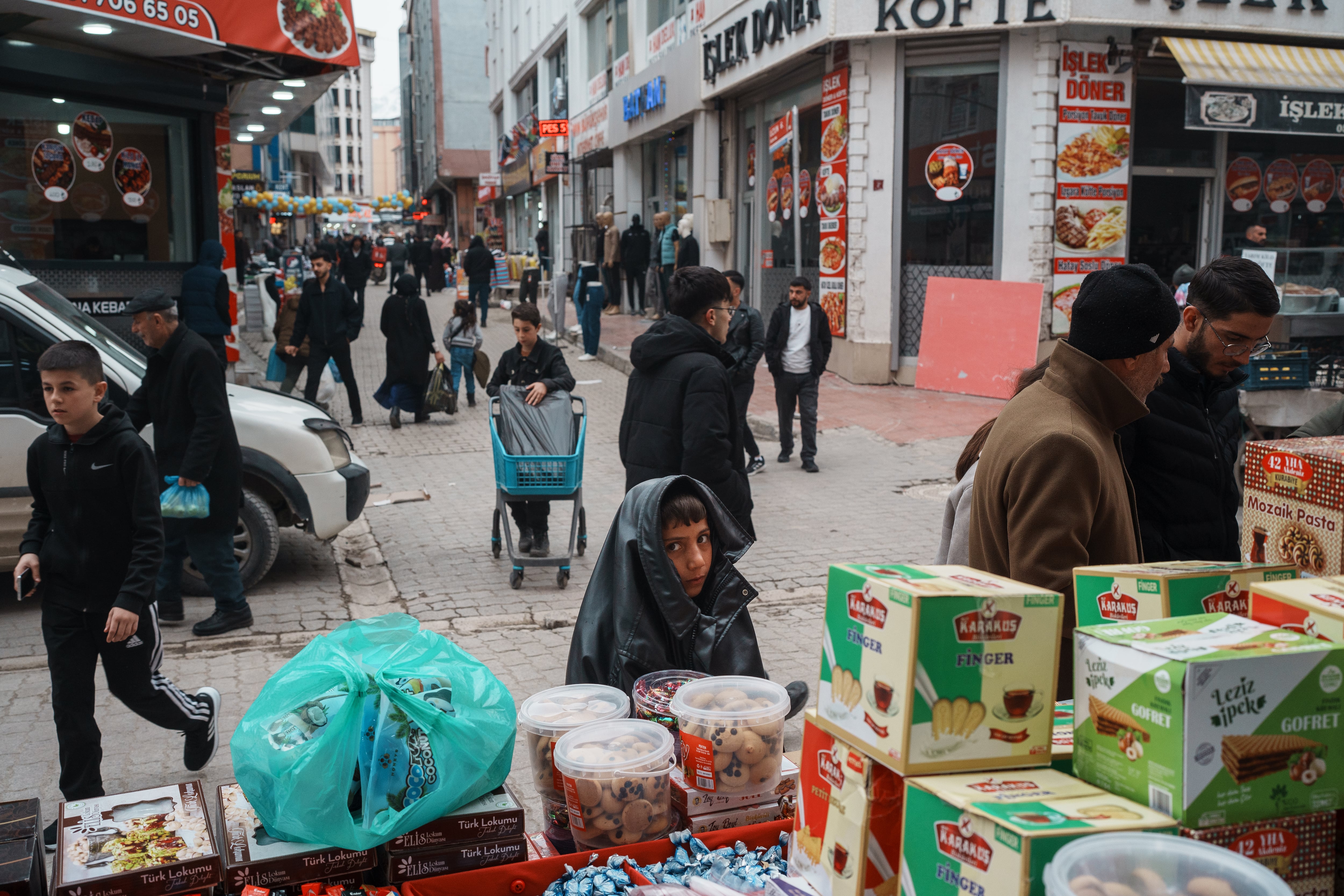 Compradores en una calle comercial en el centro de Van, el 19 de marzo.