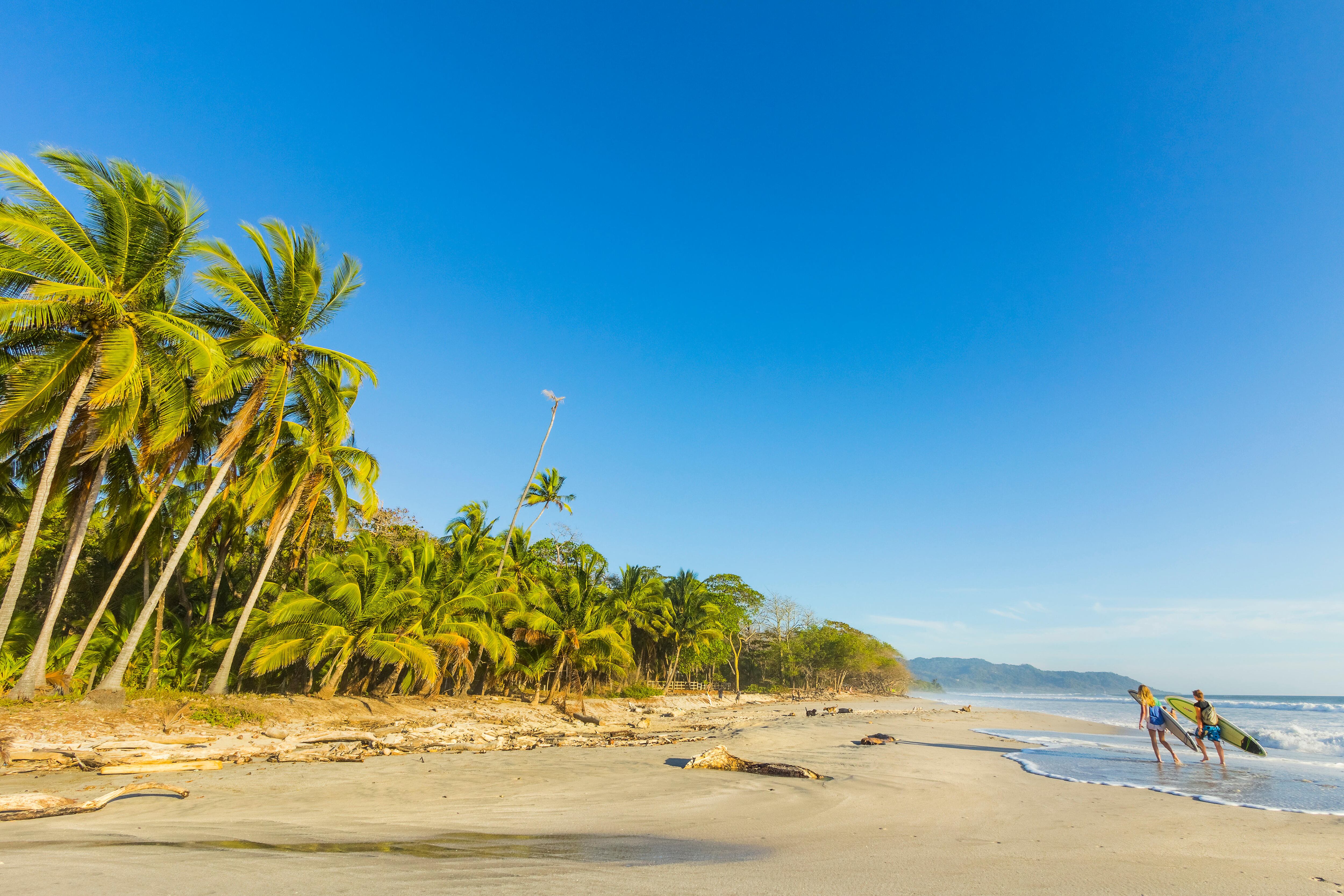 Dos surfistas en Santa Teresa, una pequeña zona de playa en el noreste de Costa Rica.