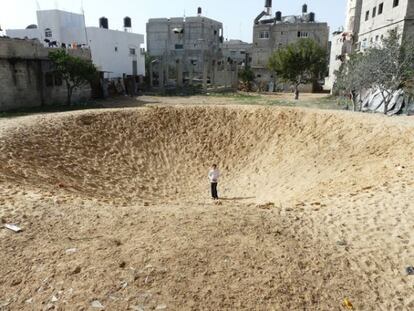Crater de una bomba F-16 en Gaza en enero de 2009.