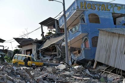 Un soldado monta guardia en uno de los edificios derruidos tras el terremoto en la ciudad de Pedernales (Ecuador), el 19 de abril de 2016.