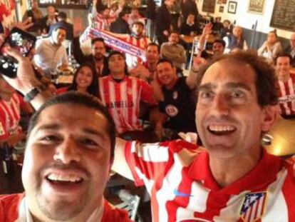 Gordillo, a la izquierda, y Navajas, a la derecha, con los aficionados de su peña atlética.