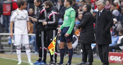 Carlo Ancelotti observa con resignación a sus jugadores durante el derbi