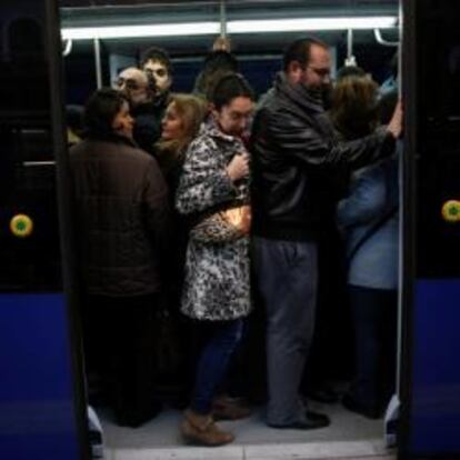 Pasajeros en el metro de Madrid durante los paros del 4 de enero