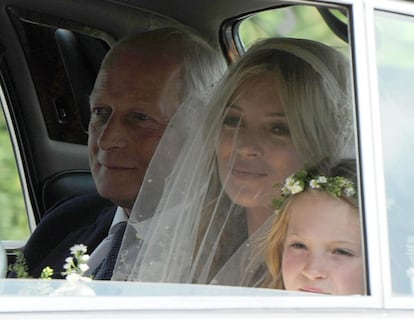 Kate Moss ha llegado a la iglesia acompañada de su padre, Peter, y de su hija, Lila Grace, en un Rolls Royce plateado.