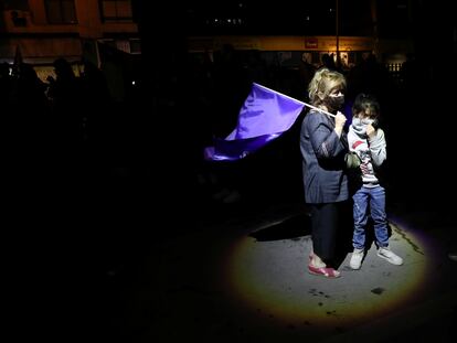 Una mujer y una niña pasean con una bandera por las calles de Santiago de Chile, el día que se celebró el referéndum sobre la nueva Constitución, el pasado 25 de octubre de 2020