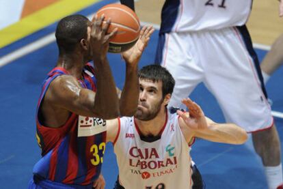 San Emeterio trata de cerrar el paso a Mickeal.