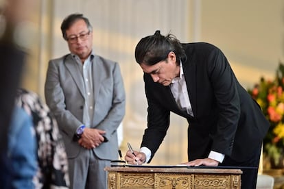Gustavo Bolívar firma su cargo como director del DPS frente al presidente Gustavo Petro.