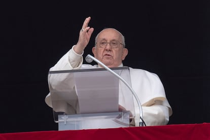 El papa Francisco se dirige este martes a los fieles durante el ángelus desde una ventana del palacio pontificio, en el Vaticano.