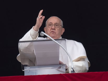 El papa Francisco se dirige este martes a los fieles durante el ángelus desde una ventana del palacio pontificio, en el Vaticano.