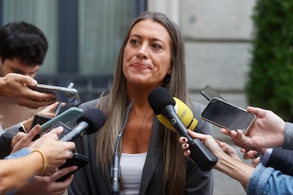 La portavoz de Junts Per Catalunya, Miriam Nogueras (c), realiza declaraciones ante las puertas del Congreso de los Diputados en Madrid.