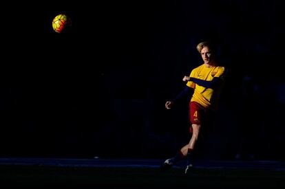 Ivan Rakitic durante el calentamiento en Cornellà.