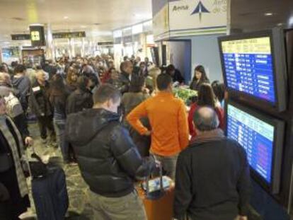 Gran número de personas ante el mostrador de AENA del aeropuerto de Lavacolla, en Santiago de Compostela, después de que el espacio aéreo español se cerrase en diciembre de 2010 cuando los controladores abandonaron masivamente sus puestos de trabajo. EFE/Archivo