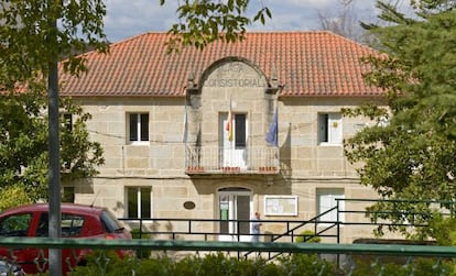 Casa consistorial de Nogueira de Ramu&iacute;n.