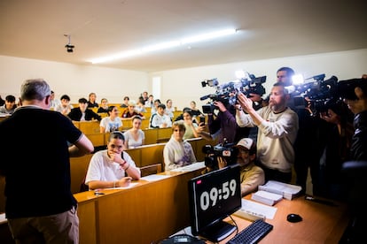 Un profesor abre uno de los exámenes ante la prensa en la Facultad de Ciencias de la Información en la Universidad de Santiago de Compostela.