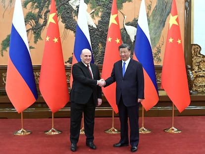 El primer ministro ruso, Mijaíl Mishustin (izquierda), y el presidente chino, Xi Jinping, durante el encuentro en el Gran Salón del Pueblo en Pekín, este miércoles.