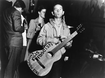 Retrato del músico de folk estadounidense Woody Guthrie con su guitarra en la que estaba escrito 'Esta máquina mata fascistas'.