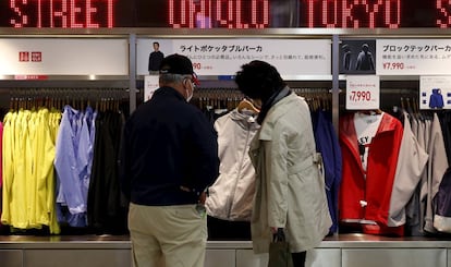 Dos clientes en una tienda de Uniqlo en Tokio (Japón), el 6 de abril de 2016.