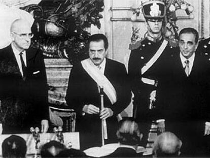 El ex presidente argentino Raúl Alfonsín (en el centro), durante su investidura en 1983.
