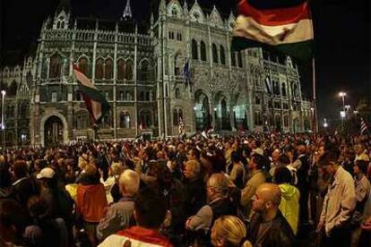 Miles de manifestantes se reúnen frente al Parlamento para pedir la dimisión del jefe del Gobierno húngaro, Ferenc Gyurcsany, anoche en Budapest.