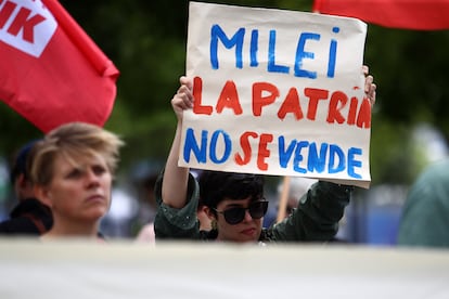 Manifestantes protestan frente a la Cancillería alemana durante las conversaciones del presidente Javier Milei con el canciller alemán Olaf Scholz el 23 de junio de 2024 en Berlín.