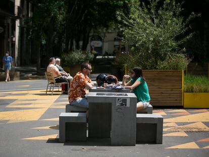 Una de las plazas de la supermanzana de Sant Antoni, en Barcelona.