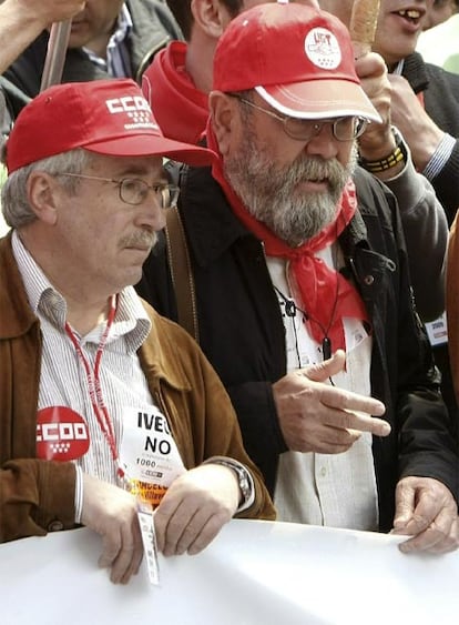 Los secretarios generales de CCOO, Ignacio Fernández Toxo (izq), y UGT, Cándido Méndez, a la cabeza de la marcha por la defensa del empleo