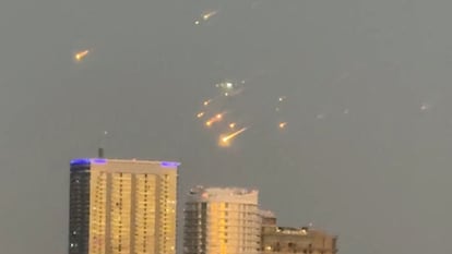 Imagen de los escombros cruzando el cielo, después de que la nave Starship de SpaceX explotara en el espacio, desde Miami (EE UU).