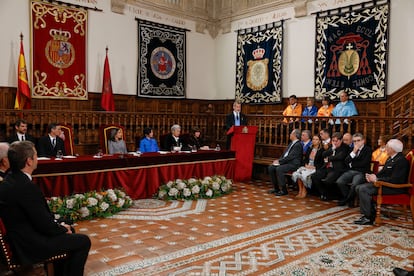 El rey Felipe VI da un discurso mientras preside la ceremonia de entrega del Premio Cervantes 2023.