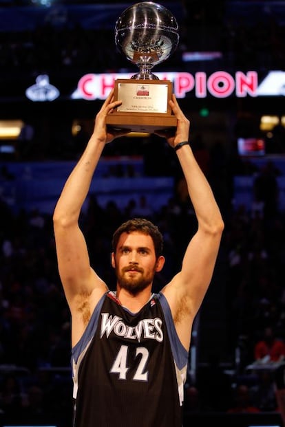 Kevin Love alza el trofeo de ganador del concurso de triples.