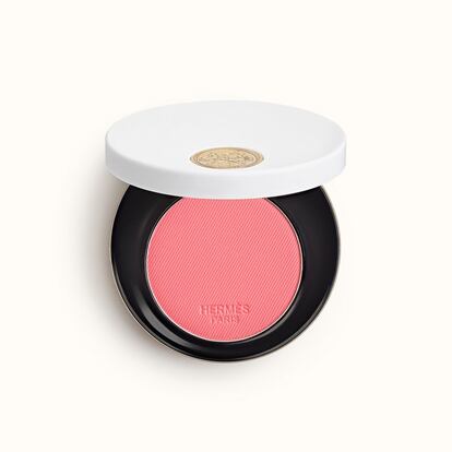 La firma de lujo Hermès se adentra en el mundo del maquillaje con el segundo capítulo de su línea de belleza. Esta vez, la colección está compuesta de ocho tonos de colorete Rose Hermès Silky Blush (colorete en polvo sedoso), dos brochas y tres labiales rosas. El colorete Rose Pommette, en rosa vivo con acabado semimate, permite modular la intensidad del color y reafirmarlo o difuminarlo con un solo gesto, para un resultado que puede variar entre la mayor naturalidad y la sofisticación extrema. Precio: 68 euros.