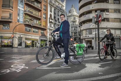 Giuseppe Grezzi en su bicicleta por Valencia.