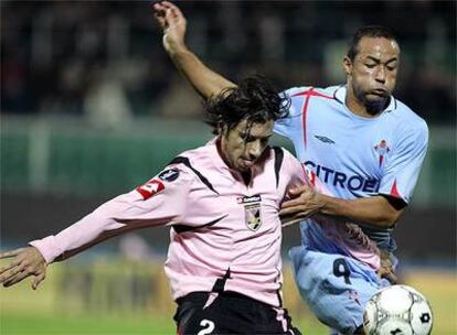 Cristian Zaccardo y Joao Fernando Nelo luchan por el balón