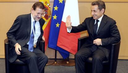 Rajoy posa junto a Sarkozy tras su reunión.