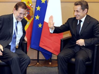 Rajoy posa junto a Sarkozy tras su reunión.