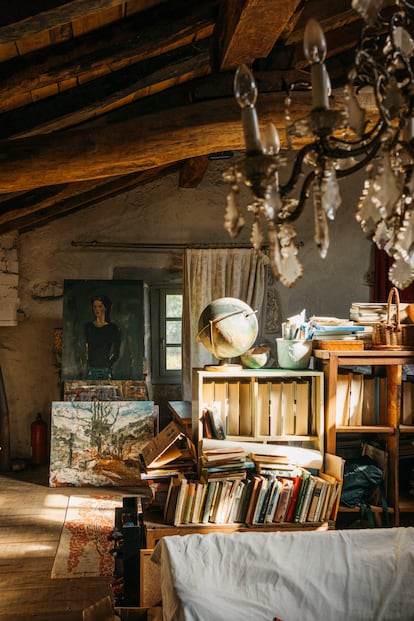 Parte de la biblioteca de Juan Luis Goenaga biblioteca en la casa-estudio de Alkiza, y retrato de la que fuera su mujer, Idoia Bilbao.