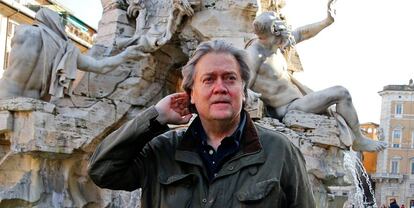 Steve Bannon, antiguo estratega de Donald Trump, en la plaza Navona de Roma.