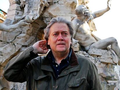 Steve Bannon, antiguo estratega de Donald Trump, en la plaza Navona de Roma.