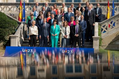 La ministra de Ciencia e Innovación en funciones, Diana Morant (centro), posa para una foto de familia durante la reunión de los ministros de Investigación de la Unión Europea celebrada en el marco de la Presidencia española del Consejo de la UE, el viernes 28 de julio en el Palacio de la Magdalena de Santander.