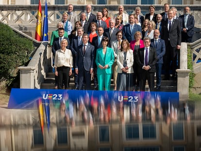 La ministra de Ciencia e Innovación en funciones, Diana Morant (centro), posa para una foto de familia durante la reunión de los ministros de Investigación de la Unión Europea celebrada en el marco de la Presidencia española del Consejo de la UE, el viernes 28 de julio en el Palacio de la Magdalena de Santander.