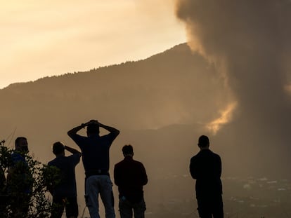 El volcán en La Palma expulsando grandes cantidades de ceniza, este viernes.